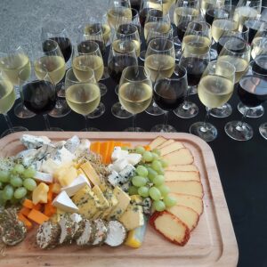 Deska serowa i kieliszki z winem - catering Obieżyświat